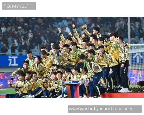 泰州首届苏超夺冠后迅速建设冠军奖杯打卡点吸引众多球迷前来留影 泰州首届苏超夺冠后迅速建设冠军奖杯打卡点吸引众多球迷前来留影